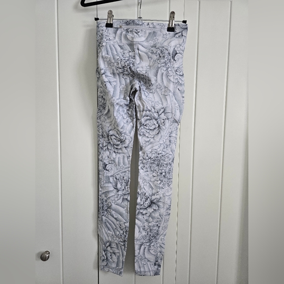 Lululemon leggings, white floral Speed Up Tights Luxtreme, size 2 - Picture 2 of 3